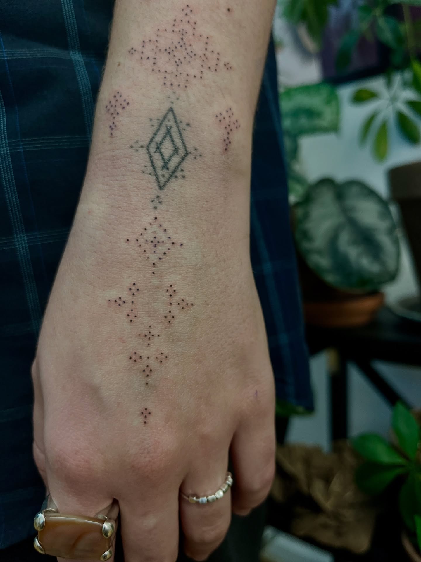 Tatouage handpoke ornemental sur l'avant-bras, motif géométrique